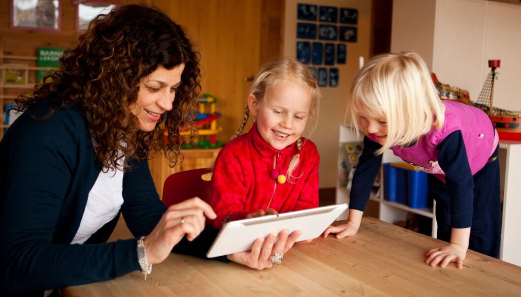 Associate professor Ingunn Størksen uses tablets in behavioural research on children. (Photo: Morten Berentsen) Associate professor Ingunn Størksen uses tablets in behavioural research on children. (Photo: Morten Berentsen)