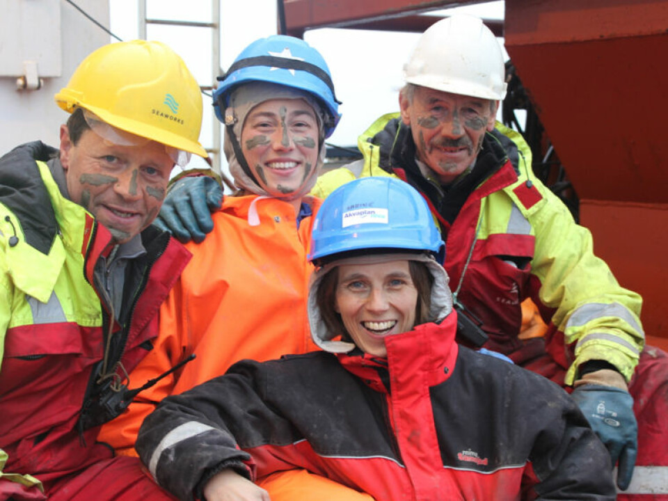 On a scientific voyage in the Barents Sea in the summer of 2010. Pictured from the left are researchers Ove Olsen, Ida Dahl Hansen and Stein-Gunnar Wang and Sabine Cochrane. (Photo: Akvaplan-NIVA)