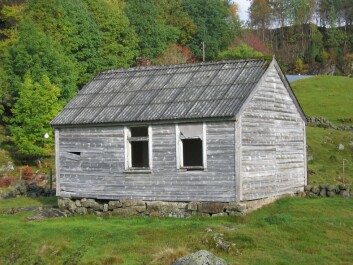Nedre Fjedle School House in Suldal, before it was torn down in 2008. When such modest school houses were abandoned, little attention was given to their possible preservation as cultural relics – or to their upkeep. In Suldal, Rogaland County, about half of such buildings are dilapidated or have been demolished. (Photo reproduced courtesy of Leidulf Mydland/NIKU) Nedre Fjedle School House in Suldal, before it was torn down in 2008. When such modest school houses were abandoned, little attention was given to their possible preservation as cultural relics – or to their upkeep. In Suldal, Rogaland County, about half of such buildings are dilapidated or have been demolished. (Photo reproduced courtesy of Leidulf Mydland/NIKU)
