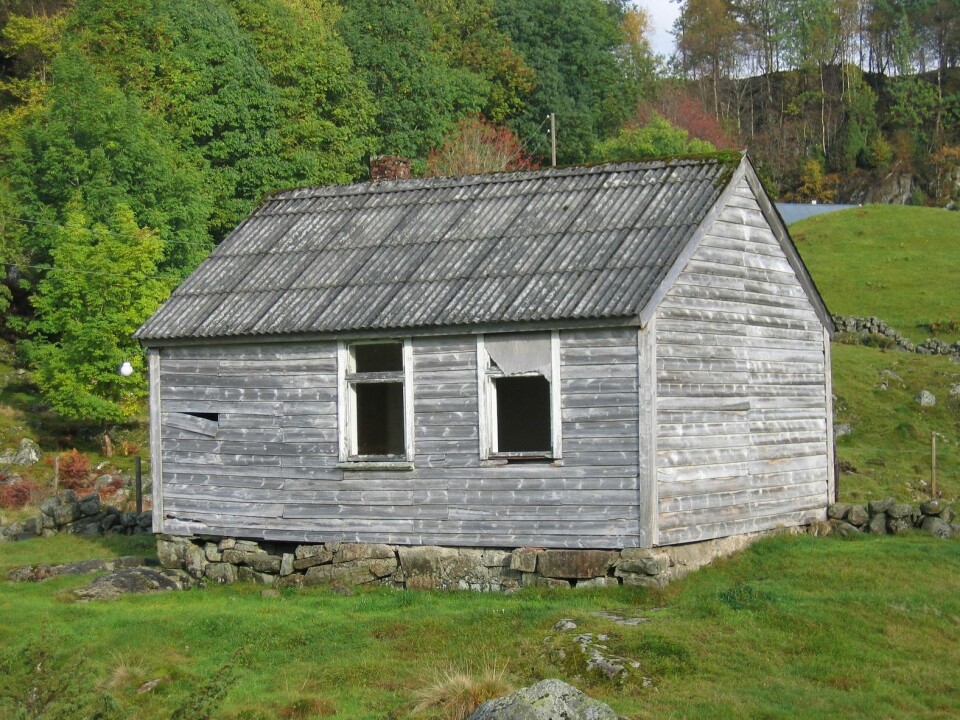 Nedre Fjedle School House in Suldal, before it was torn down in 2008. When such modest school houses were abandoned, little attention was given to their possible preservation as cultural relics – or to their upkeep. In Suldal, Rogaland County, about half of such buildings are dilapidated or have been demolished. (Photo reproduced courtesy of Leidulf Mydland/NIKU)
