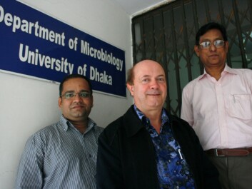 ”The Shigella bacteria are more intrusive than E. coli because they invade the cells, and have powerful toxins. That is why people get so ill", explains Professor Sirajul Islam Khan at UoD (right). Professor Nils- Kåre Birkeland (middle) from UiB and researcher Mohammed Ziaur Rahman (left). (Photo: Frøy Katrine Myrhol) ”The Shigella bacteria are more intrusive than E. coli because they invade the cells, and have powerful toxins. That is why people get so ill", explains Professor Sirajul Islam Khan at UoD (right). Professor Nils- Kåre Birkeland (middle) from UiB and researcher Mohammed Ziaur Rahman (left). (Photo: Frøy Katrine Myrhol)
