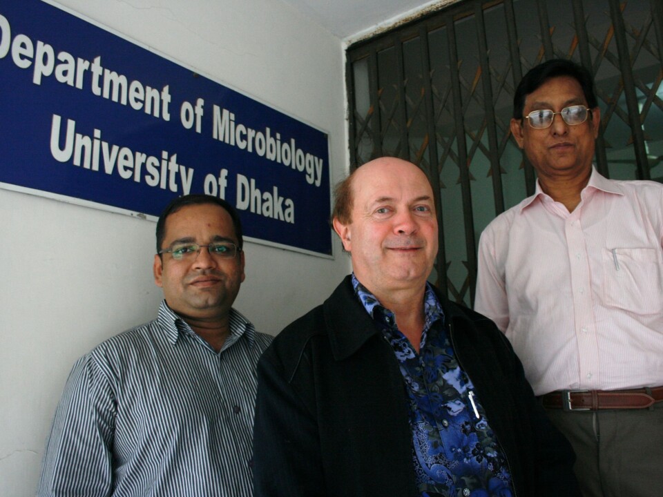 ”The Shigella bacteria are more intrusive than E. coli because they invade the cells, and have powerful toxins. That is why people get so ill', explains Professor Sirajul Islam Khan at UoD (right). Professor Nils- Kåre Birkeland (middle) from UiB and researcher Mohammed Ziaur Rahman (left). (Photo: Frøy Katrine Myrhol)
