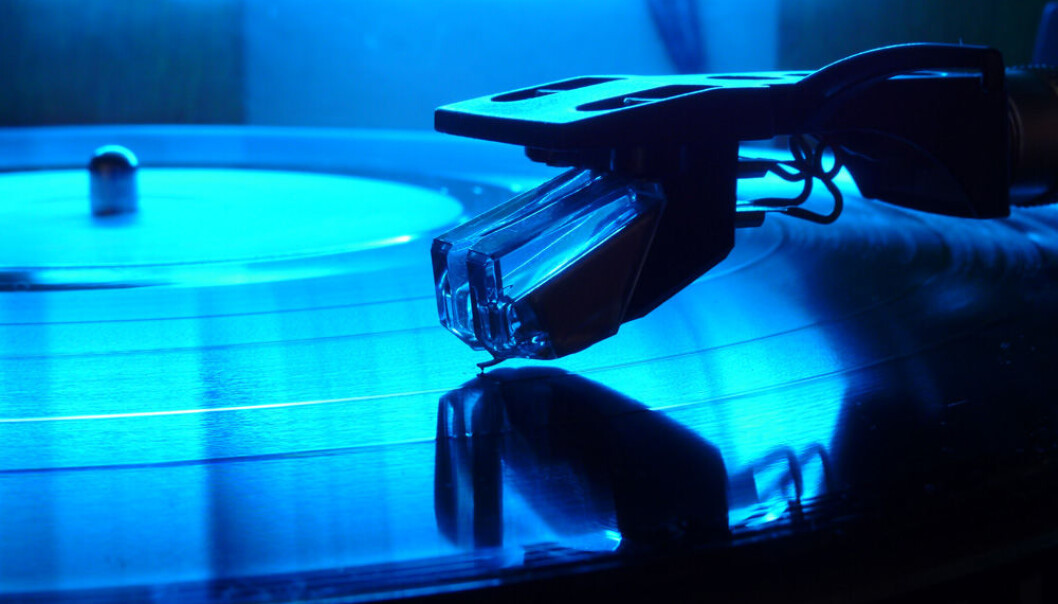 The old way: a needle on a black disk (Photo: Moehre1992, Wikimedia Commons) The old way: a needle on a black disk (Photo: Moehre1992, Wikimedia Commons)
