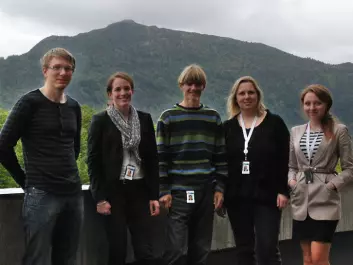 The research group with a focus on geothermal energy at Christian Michelsen Research. From left: Knut-Erland Brun, Inga Berre, Jan Kocbach, Ranveig Bjørk and Anna Sandvin. The mountain Løvstakken is in the background. (Photo: Arnfinn Christensen)