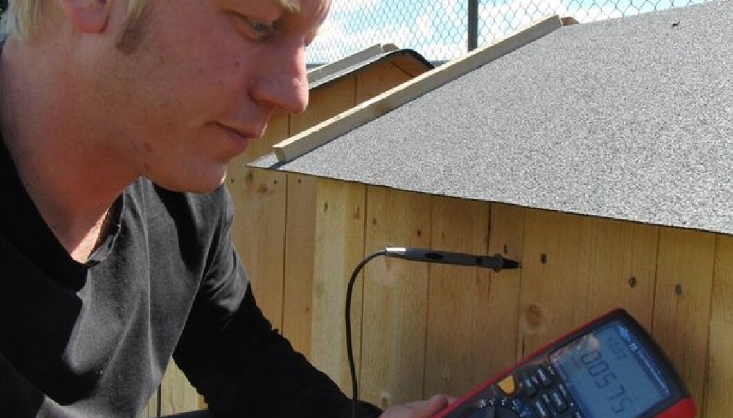 Researcher Andreas Treu measures electricity in the wall of one of the lilliput-houses belonging to Norwegian Forest and Landscape. (Photo: Arnfinn Christensen) Researcher Andreas Treu measures electricity in the wall of one of the lilliput-houses belonging to Norwegian Forest and Landscape. (Photo: Arnfinn Christensen)