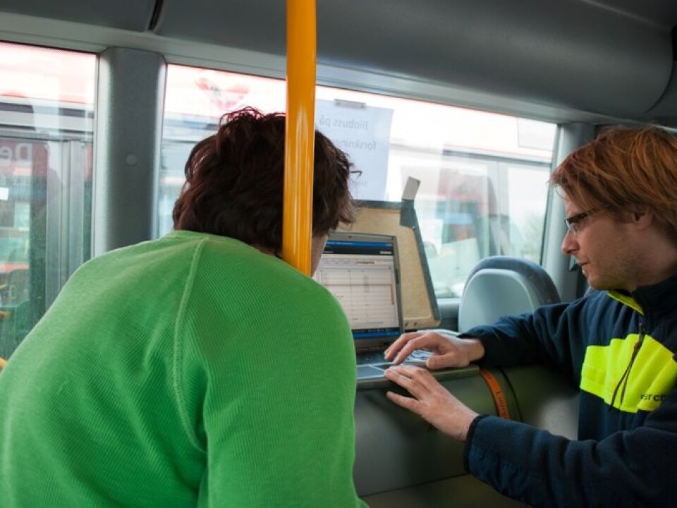 Armin Wisthaler (right) and Tomas Nikovini measure the exhaust from an ethanol bus using the PTR instrument.  (Photo: Lone Lohne, Aftenposten)