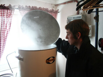 When the wort is ready it smells good. Jørn Kragtorp gives it a whiff. (Photo: Asle Rønning) When the wort is ready it smells good. Jørn Kragtorp gives it a whiff. (Photo: Asle Rønning)