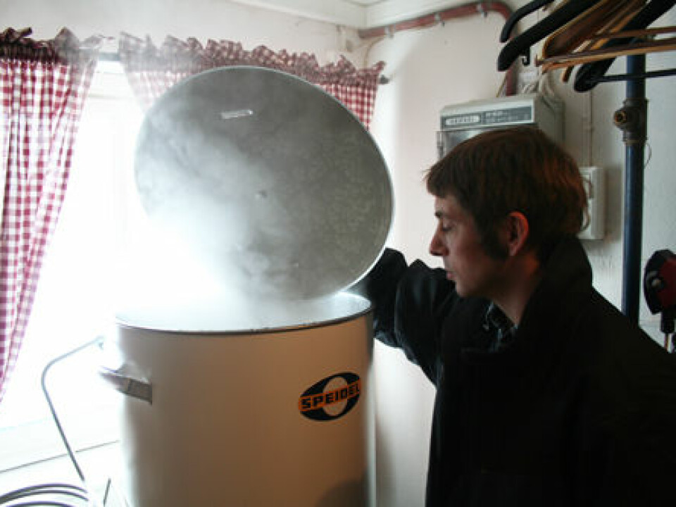 When the wort is ready it smells good. Jørn Kragtorp gives it a whiff. (Photo: Asle Rønning)