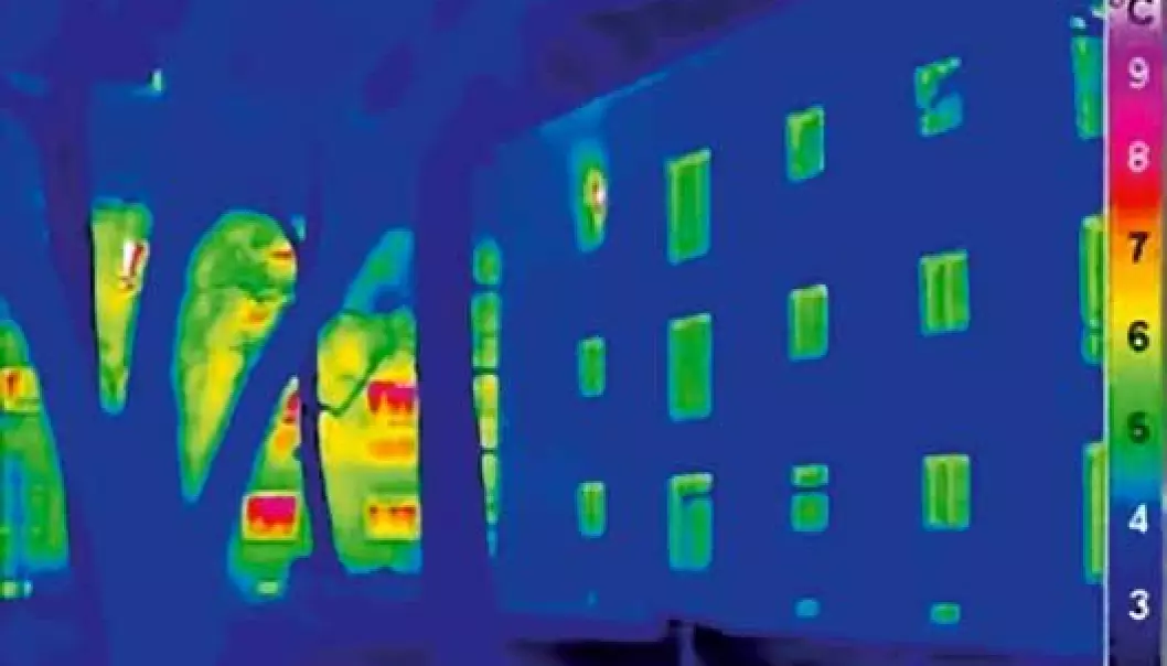 Infrared photo which shows heat radiation from the walls of a passive house (right) and a typical house (left). More radiation gives higher temperatures. (Illustration: Passivhaus Institut)
