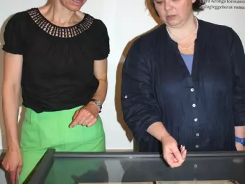 Vibeke Waallann Hansen and Ellen Lerberg at the showcase containing the album of prostitute pictures. (Photo: Marianne Nordahl) 