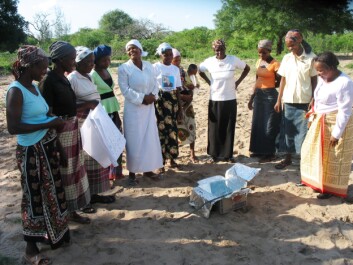 Gilda Monjane (right) together with women from the village. “The heat collector consists of three simple materials: a cardboard box, aluminium foil and a sheet of glass on top. The materials are cheap and thereby affordable to the people in the communities. (Photo: Private) Gilda Monjane (right) together with women from the village. “The heat collector consists of three simple materials: a cardboard box, aluminium foil and a sheet of glass on top. The materials are cheap and thereby affordable to the people in the communities. (Photo: Private)