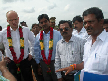 Norwegian Minister of Agriculture Trygve Slagsvold Vedum (left) listens as farmer K. Venkata Reddy (far right) explains how peasants get their water. The local reservoir has been getting insufficient amounts of water for several years. Bioforsk’s Udaya Sekhar Nagothu is at Vedum’s side. (Photo: Asle Rønning) Norwegian Minister of Agriculture Trygve Slagsvold Vedum (left) listens as farmer K. Venkata Reddy (far right) explains how peasants get their water. The local reservoir has been getting insufficient amounts of water for several years. Bioforsk’s Udaya Sekhar Nagothu is at Vedum’s side. (Photo: Asle Rønning)