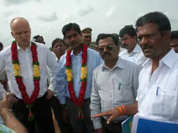 Norwegian Minister of Agriculture Trygve Slagsvold Vedum (left) listens as farmer K. Venkata Reddy (far right) explains how peasants get their water. The local reservoir has been getting insufficient amounts of water for several years. Bioforsk’s Udaya Sekhar Nagothu is at Vedum’s side. (Photo: Asle Rønning)