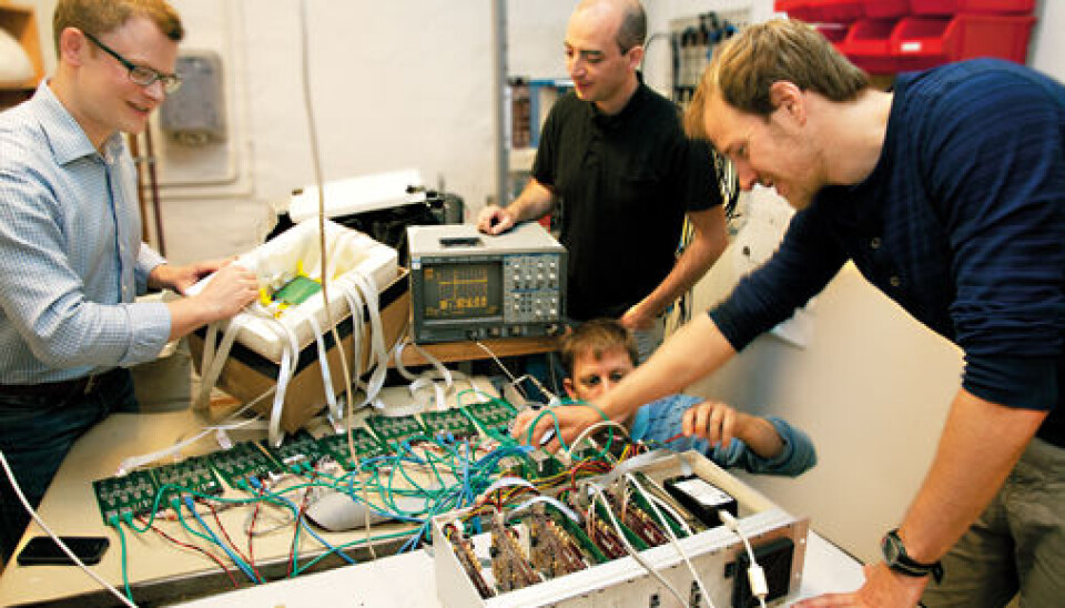 The particle physicists Erlend Bolle, David Volgyes, Michael Rissi and Kim-Eigard Hines have developed a completely new technology that makes it possible to halve radiation from a PET scanner. The PET scanner is also built at such a small scale that it can be placed inside an MR scanner. This makes it possible to take the MR and PET images at the same time. (Photo: Yngve Vogt)
