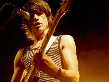 Alex Turner, who fronts the Arctic Monkeys, a band that achieved success outside the traditional patterns of the music industry. But they are one of the exceptions that confirm the rule among contemporary musicians. (Photo: Frida Borjeson/Flickr Creative Commons)