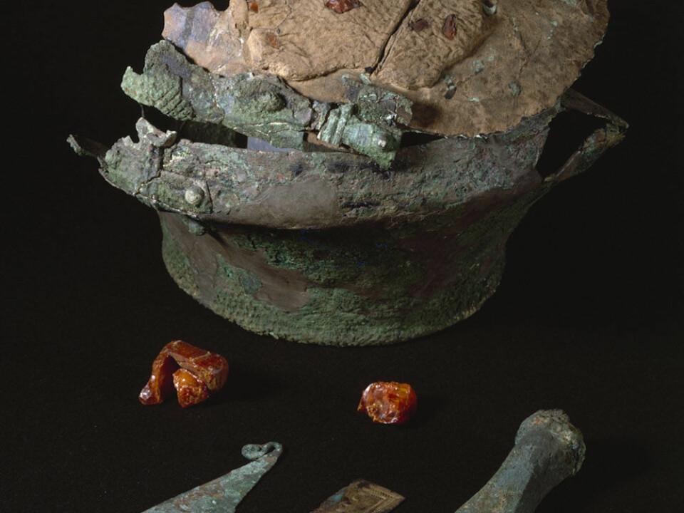 Items excavated from the burial mound in Lusehøj: the bronze urn and items made of bronze and amber. (Photo: The National museum of Denmark)
