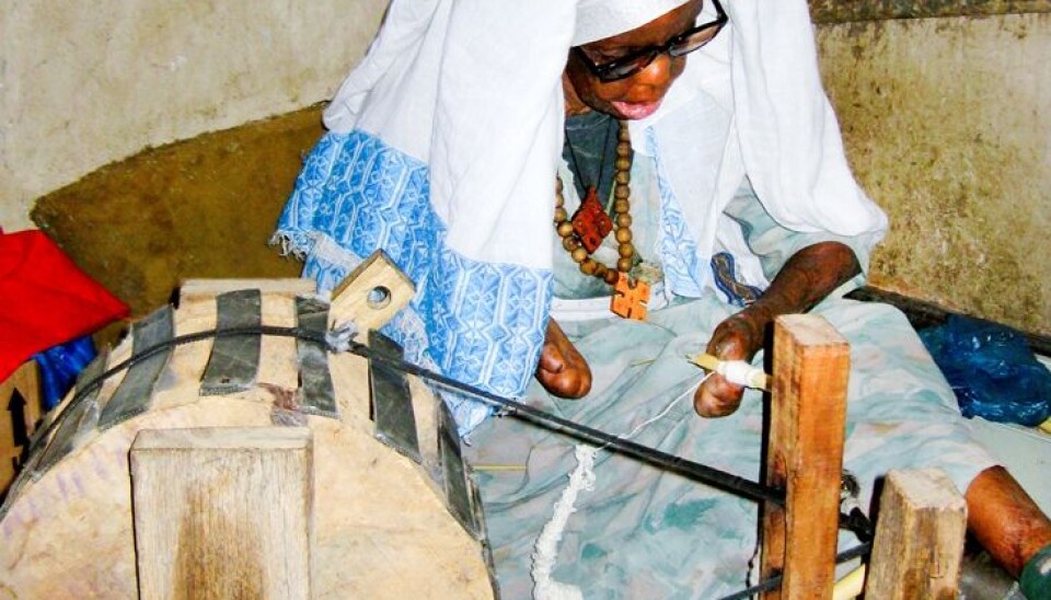 Weaving without hands: The leprosy bacterium can destroy limbs. This woman lives in a home for lepers in Ethiopia, and is able to weave even though the disease has “eaten up” her hands. (Photo: Signe Ringertz)