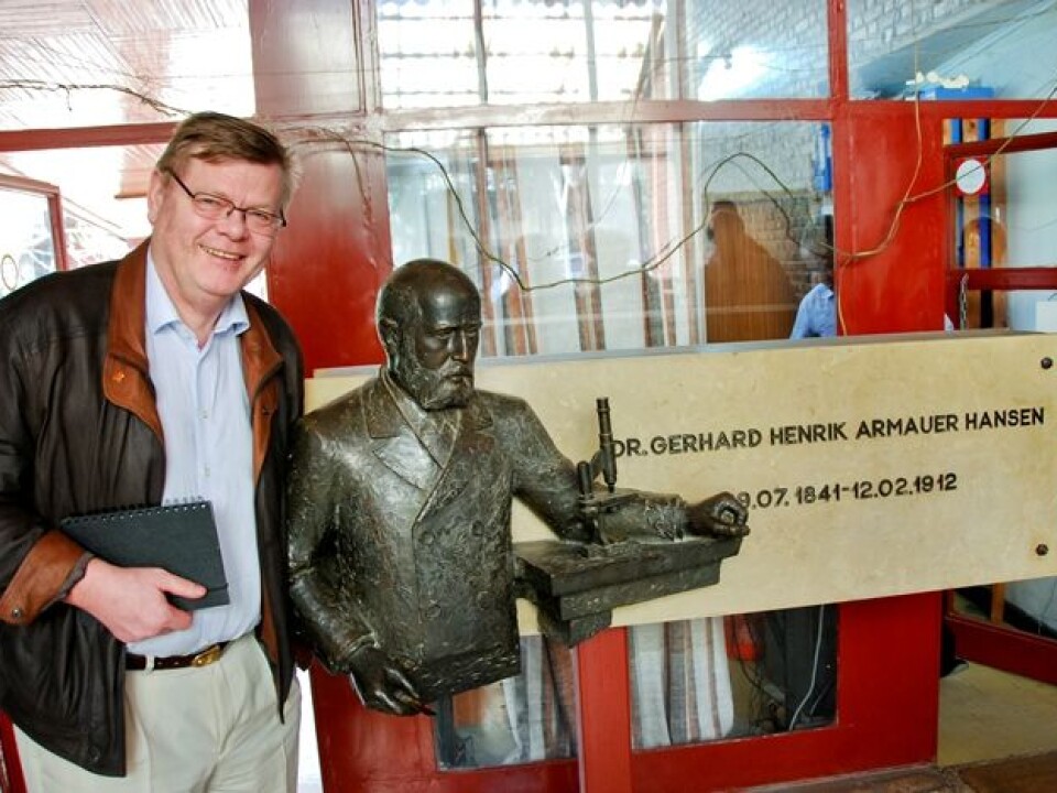 Ørjan Olsvik, a professor of microbiology at the University of Tromsø, went to Ethiopia to study leprosy. Here Olsvik is standing next to a statue of the “father” of the leprosy bacterium, Gerhard Armauer Hansen, a Bergen doctor who discovered the bacterium in the 1800s. (Photo: Tore Lier)