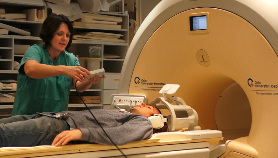 Radiographer Grethe Løvland helps journalist Per Byhring into the fMRI machine at the Oslo University Hospital. (Photo: Arnfinn Christensen)