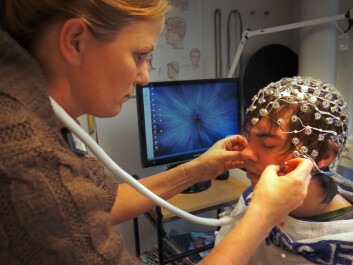 Marianne Løvstad is attaching the EEG electrodes on John. (Photo: Arnfinn Christensen, forskning.no) Marianne Løvstad is attaching the EEG electrodes on John. (Photo: Arnfinn Christensen, forskning.no)