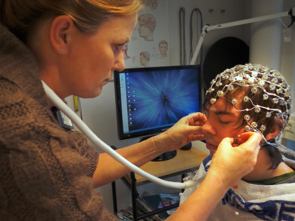 Marianne Løvstad is attaching the EEG electrodes on John. (Photo: Arnfinn Christensen, forskning.no)