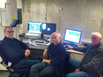 Egil S. Erichsen, Gunnar Bratbak and Mikal Heldal working with the University of Bergen’s electron microscope. (Photo: Andreas R. Graven) Egil S. Erichsen, Gunnar Bratbak and Mikal Heldal working with the University of Bergen’s electron microscope. (Photo: Andreas R. Graven)