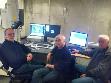 Egil S. Erichsen, Gunnar Bratbak and Mikal Heldal working with the University of Bergen’s electron microscope. (Photo: Andreas R. Graven)