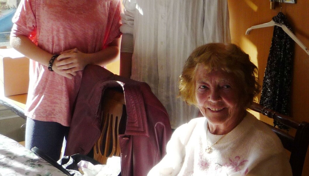 “This would sure be great for many who are sitting home alone but sufficiently fit to get out on day trips,” comments Elis Øverås (89). With her here are Jenny Skoland (13) and Hedda Larssen (13). (Photo: Frydenberg skole) “This would sure be great for many who are sitting home alone but sufficiently fit to get out on day trips,” comments Elis Øverås (89). With her here are Jenny Skoland (13) and Hedda Larssen (13). (Photo: Frydenberg skole)