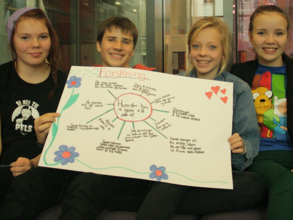 The researchers from Frydenburg School have written on their poster: How can we help give the elderly more time out of their rooms? From left: Juliet Kvam (14), Jørgen Johansen (14), Jenny Skoland (13) and Hedda Larssen (13). (Photo: Ida Korneliussen)