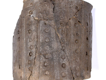 A bucket-shaped clay pot from the late 300s AD, found broken in a cooking pit south of the grave mound known as Kjellerhaugen. (Photo: Museum of Archaeology, University of Stavanger) A bucket-shaped clay pot from the late 300s AD, found broken in a cooking pit south of the grave mound known as Kjellerhaugen. (Photo: Museum of Archaeology, University of Stavanger)