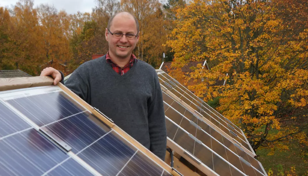 “The Nordic countries are well-suited for solar energy,” says Associate Professor Espen Olsen at UMB. The solar cells here are used to teach students about environmental technology. (Photo: Arnfinn Christensen)