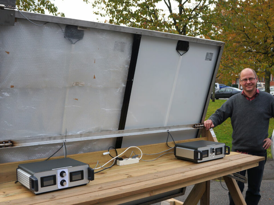 Solar cell output becomes more efficient with lower temperatures. Assistant Professor Espen Olsen demonstrates this here − the right side of the solar cell is cooled with a fan while the left is covered in plastic. (Photo: Arnfinn Christensen)