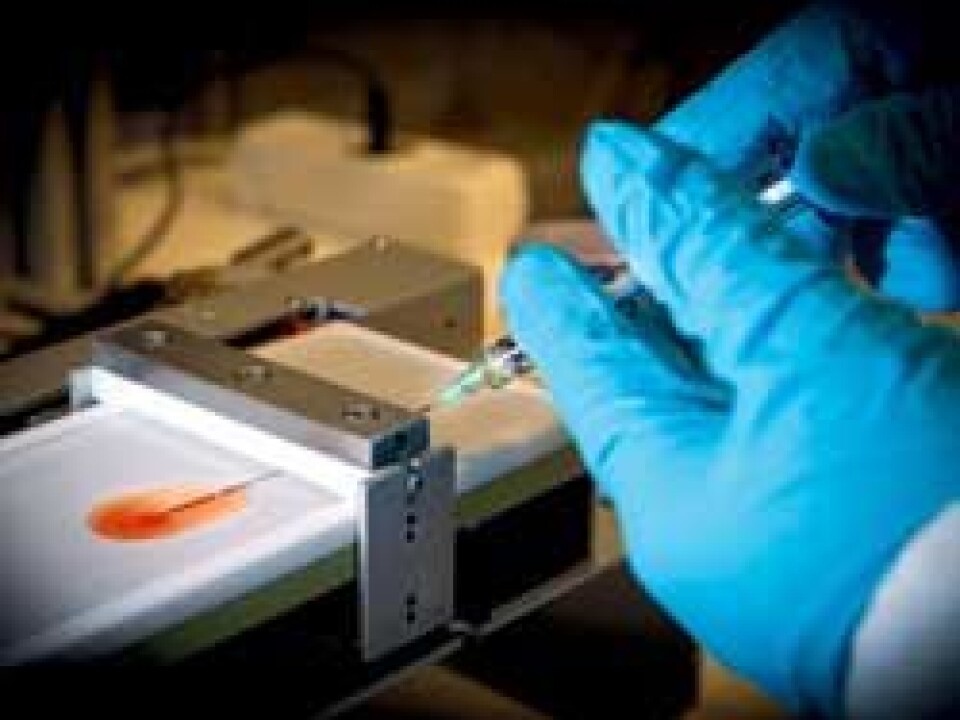 Nanogold medication must be able to be taken up by the body’s cells. Here, a researcher investigates how well the nanogold interacts with the outside of a cell. (Photo: Ole Morten Melgård)