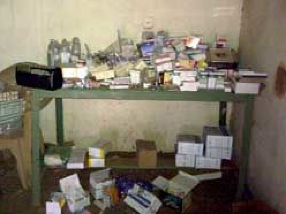 Not everything about developing countries’ health services is shipshape. This chemist is on the outskirts of the Sudanese capital Khartoum. (Photo: Arne Eide, SINTEF)