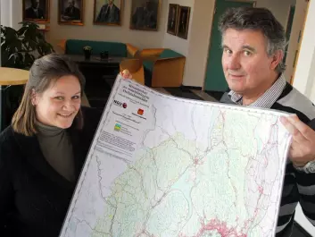 Guri Ganerød and Jan Steinar Rønning with an analogue version of their map, now available on NGU’s web pages. (Photo: Andreas R. Graven)