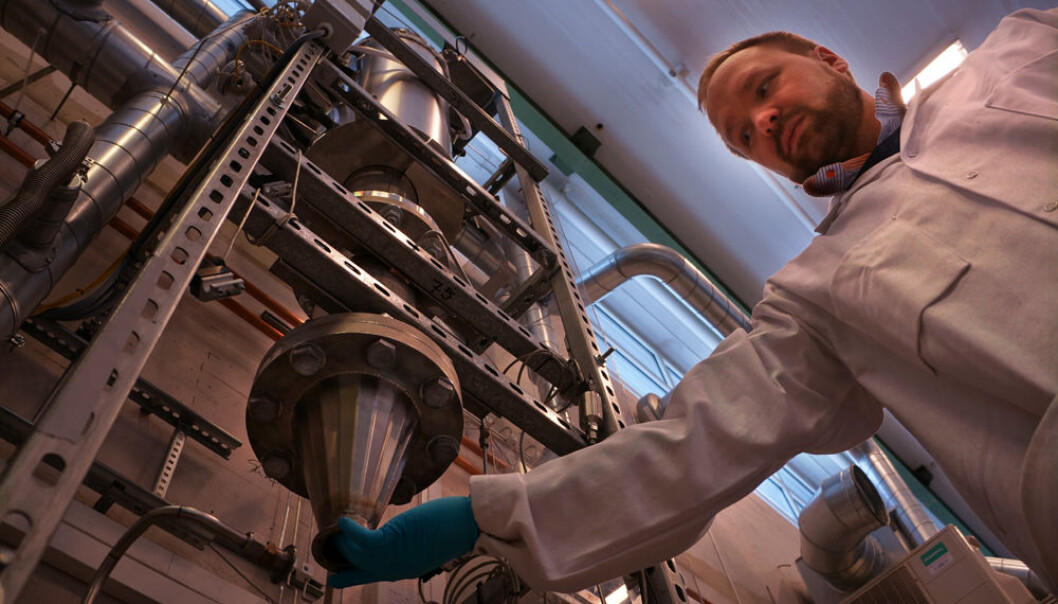 Research Scientist Werner Filtvedt collects silicon powder from the freespace reactor at the Institute for Energy Technology Kjeller, on the outskirts of Oslo. (Photo: Arnfinn Christensen, forskning.no) Research Scientist Werner Filtvedt collects silicon powder from the freespace reactor at the Institute for Energy Technology Kjeller, on the outskirts of Oslo. (Photo: Arnfinn Christensen, forskning.no)