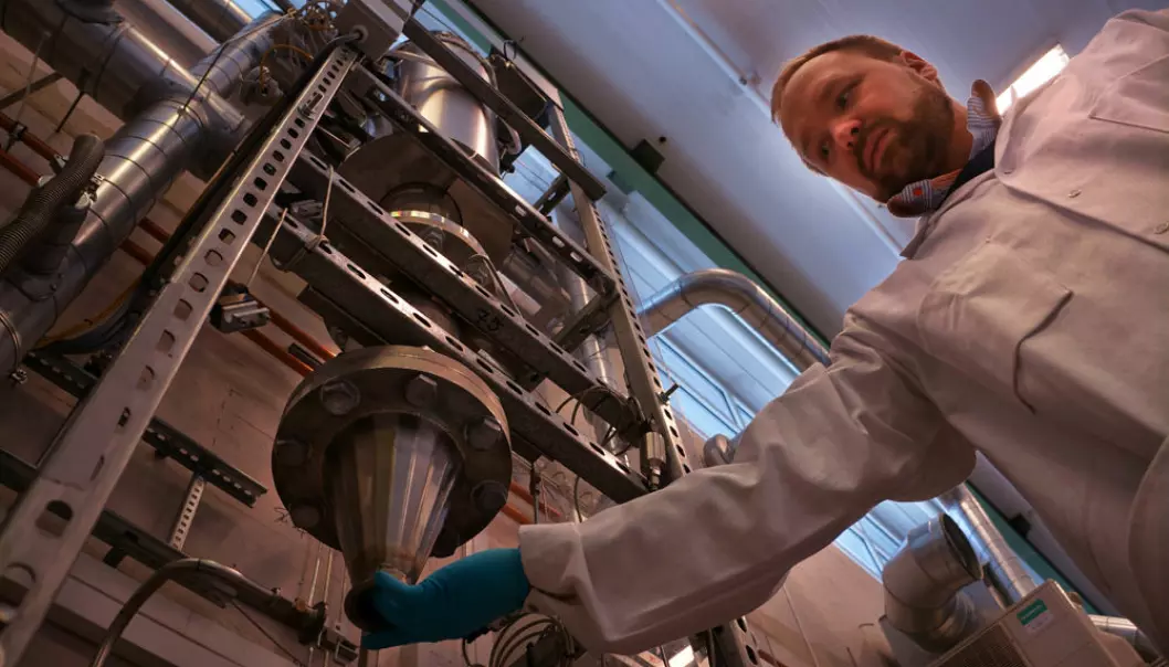 Research Scientist Werner Filtvedt collects silicon powder from the freespace reactor at the Institute for Energy Technology Kjeller, on the outskirts of Oslo. (Photo: Arnfinn Christensen, forskning.no)