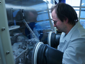 Senior Researcher Jan Petter Mæhlen working with silicon nanopowder in a cabinet filled with an inert gas. The gas prevents the silicon from reacting with the air. (Photo: Arnfinn Christensen, forskning.no) Senior Researcher Jan Petter Mæhlen working with silicon nanopowder in a cabinet filled with an inert gas. The gas prevents the silicon from reacting with the air. (Photo: Arnfinn Christensen, forskning.no)