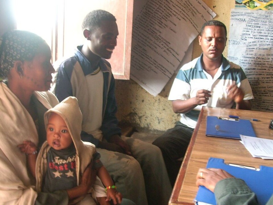 One of the couples who participated in the study. In the beginning of the game, a flip of a coin decides if you will be the dictator. (Foto: Sosina Bezu/UMB)