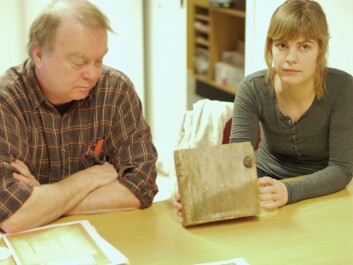 Terje Thun and Helene Løvstrand Svarvas display the annual rings on a piece of wood from the Stave storehouse. (Photo: Hanne Jakobsen) Terje Thun and Helene Løvstrand Svarvas display the annual rings on a piece of wood from the Stave storehouse. (Photo: Hanne Jakobsen)