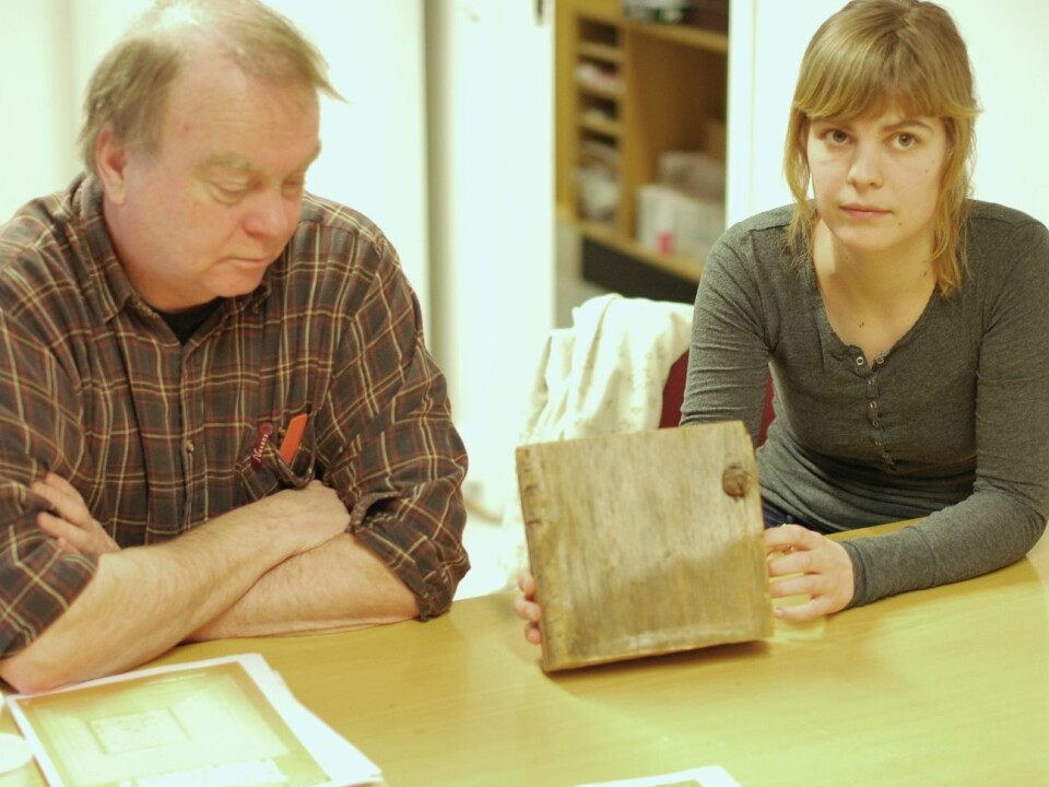 Terje Thun and Helene Løvstrand Svarvas display the annual rings on a piece of wood from the Stave storehouse. (Photo: Hanne Jakobsen)