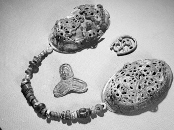 The difference is evident between traditional Viking jewellery like the ornament above and imported items. (Foto: Ove Holst/Kulturhistorisk museum) The difference is evident between traditional Viking jewellery like the ornament above and imported items. (Foto: Ove Holst/Kulturhistorisk museum)