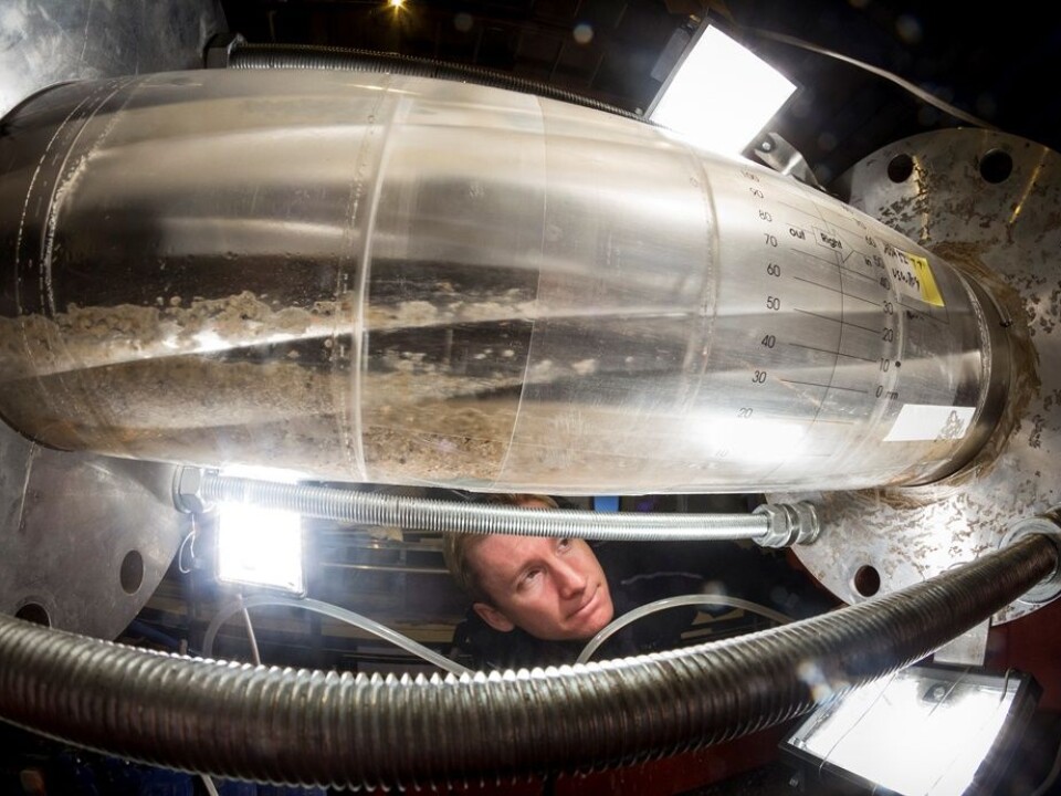 Jan David Ytrehus looks through the transparent Plexiglas part of the well model. Video images taken from here provide a direct impression of how efficiently the tool removes well cuttings. (Photo: SINTEF/Thor Nielsen)