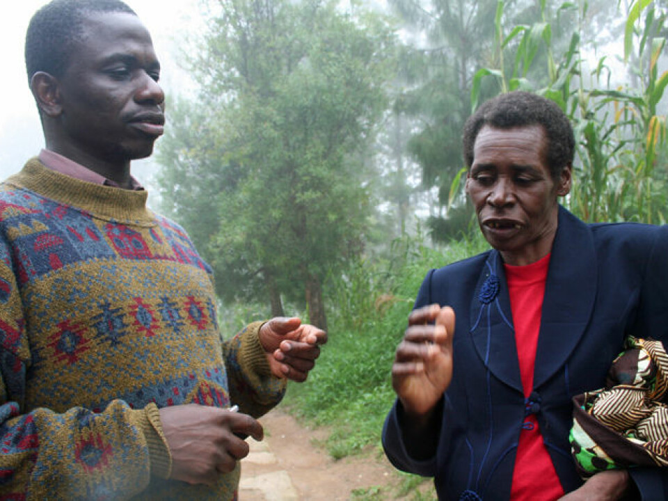 George Msalya of Sokoine University of Agriculture converses with Leokida Leo Kilegu, who heads a co-op of dairy farmers in the town of Nyandira. (Photo: Asle Rønning, forskning.no)