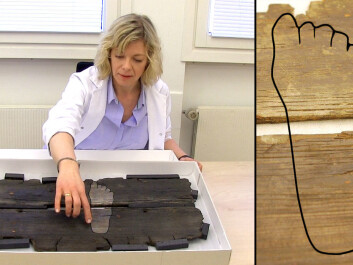 Hanne Lovise Aannestad of the Museum of Cultural History in Oslo points at the footprint of a bored Viking. The footprint is enhanced by ScienceNordic. (Photo: Hanne Jakobsen/Per Byhring) Hanne Lovise Aannestad of the Museum of Cultural History in Oslo points at the footprint of a bored Viking. The footprint is enhanced by ScienceNordic. (Photo: Hanne Jakobsen/Per Byhring)