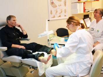 Foot therapist Ingeleiv Rafdal Falkeid treats Ammund Vestbøstad’s feet. At right is Olaug Beathe Wiig, a nurse who specialises in diabetes treatment at the Stavanger University Hospital’s Section of Endocrinology. (Photo: Linn Herredsvela) Foot therapist Ingeleiv Rafdal Falkeid treats Ammund Vestbøstad’s feet. At right is Olaug Beathe Wiig, a nurse who specialises in diabetes treatment at the Stavanger University Hospital’s Section of Endocrinology. (Photo: Linn Herredsvela)