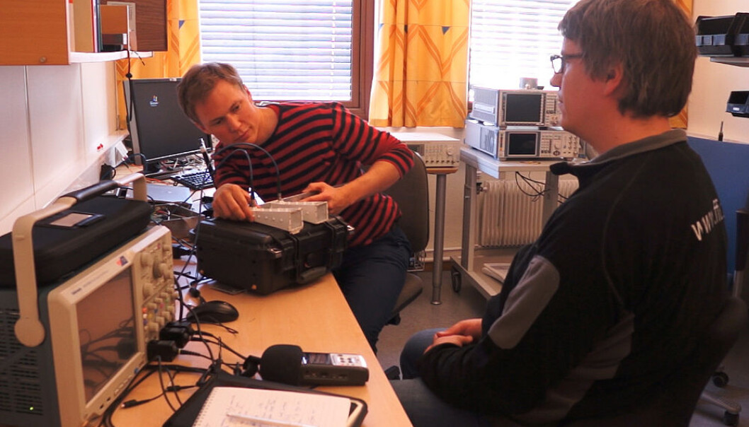 Øyvind Aardal (left) aims the radar at his colleague Mats Jørgen Øyan to demonstrate how he can remotely detect a heartbeat. (Photo: Arnfinn Christensen, forskning.no.) Øyvind Aardal (left) aims the radar at his colleague Mats Jørgen Øyan to demonstrate how he can remotely detect a heartbeat. (Photo: Arnfinn Christensen, forskning.no.)