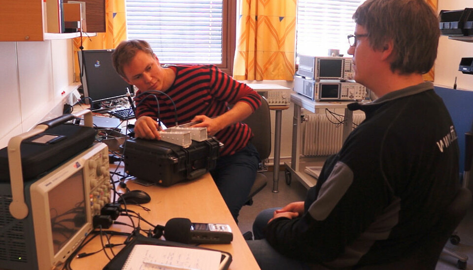 Øyvind Aardal (left) aims the radar at his colleague Mats Jørgen Øyan to demonstrate how he can remotely detect a heartbeat. (Photo: Arnfinn Christensen, forskning.no.)