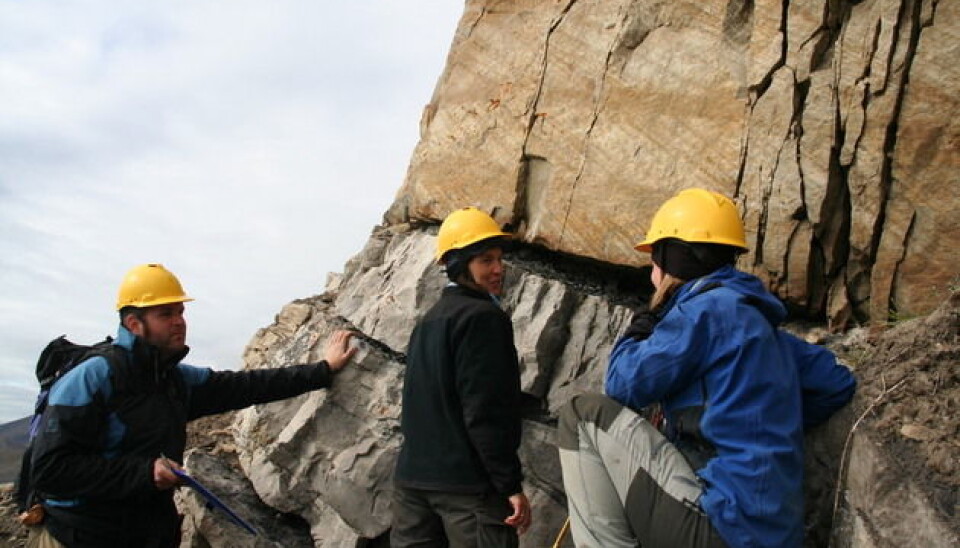 Students from the Department of Earth Science at UiB working at Ullaberget mountain north of the Van Keulen Fjord, centrally located on the island of Spitsbergen. (Foto: William Helland-Hansen)
