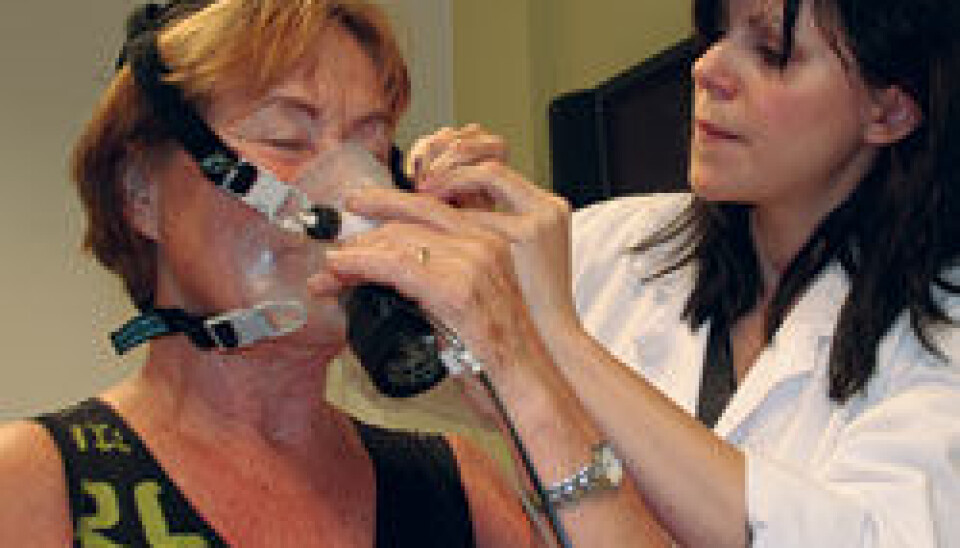 Nina Zisko (right), a PhD candidate whose research will use results from the Generasjon 100 study, fits Aud Hepsø Johansson with a special mask for measuring maximal oxygen uptake. (Photo: Nancy Bazilchuk)